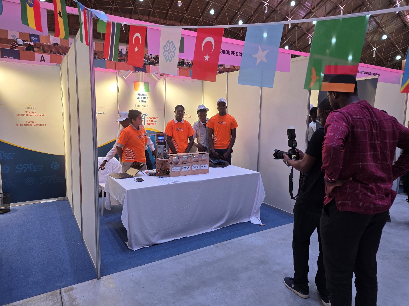 Présentation de la Poubelle Intelligente Parlante au Science Fest Africa