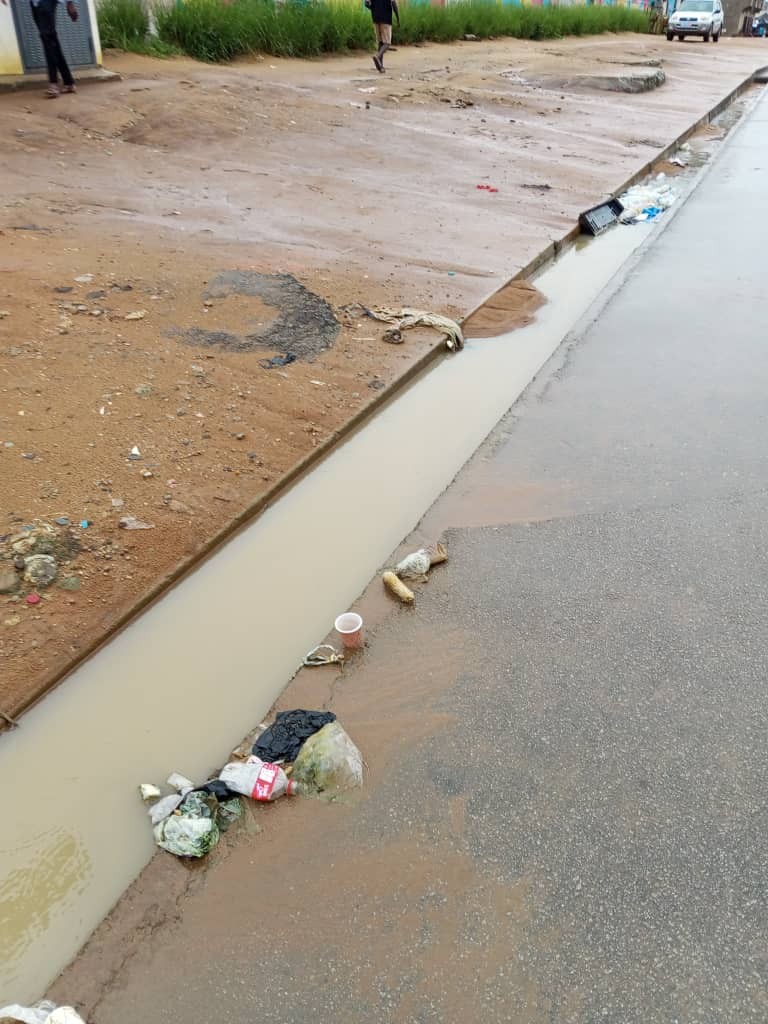 Eaux stagnantes dans un caniveau