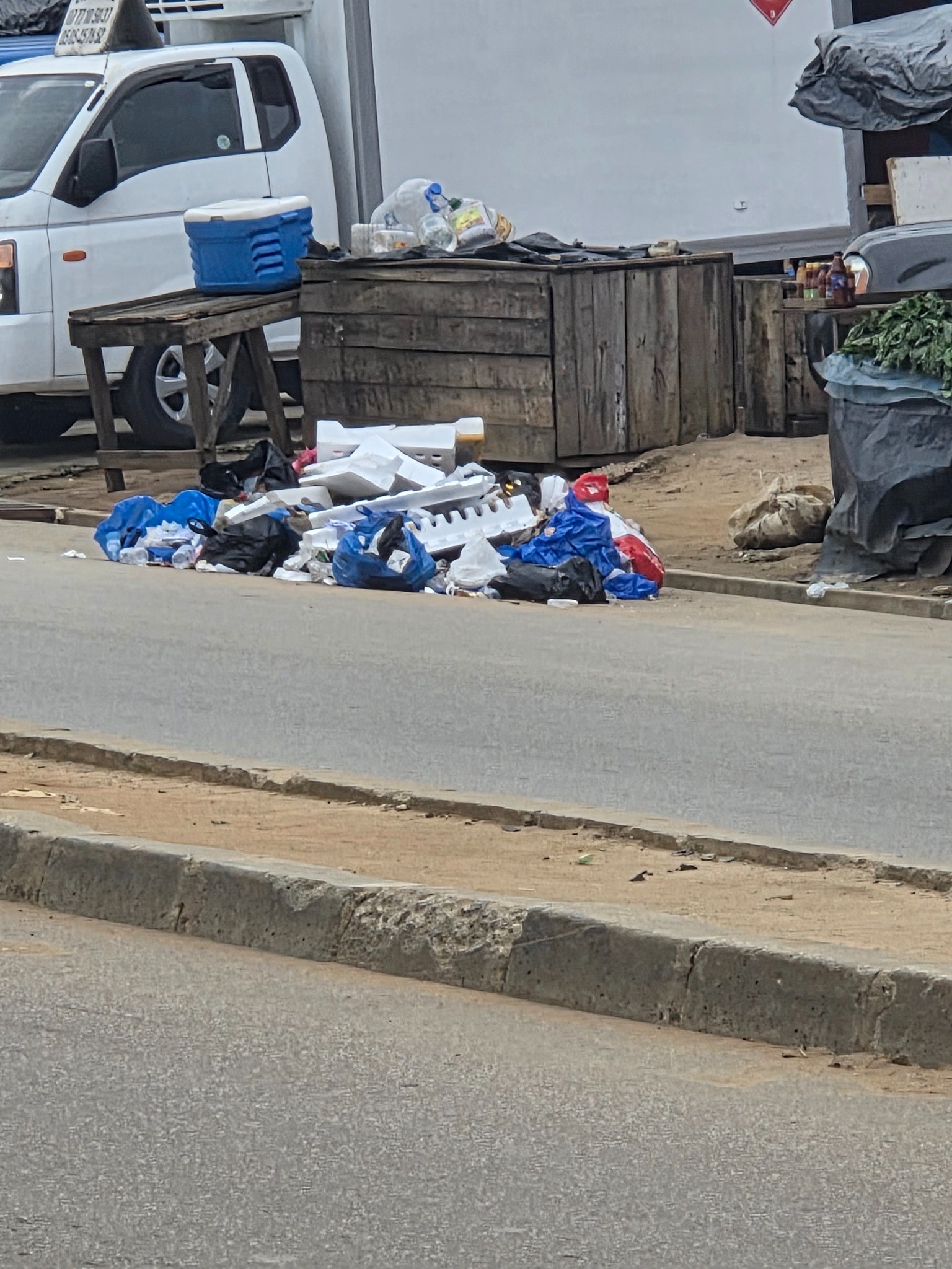 Déchets abandonnés au bord de la voie