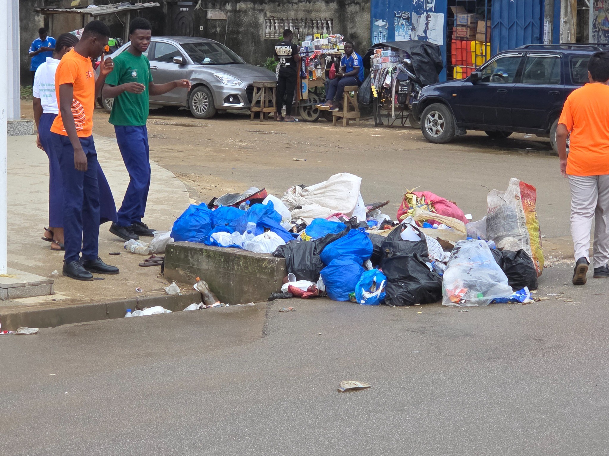Élèves observant un dépôt de déchets