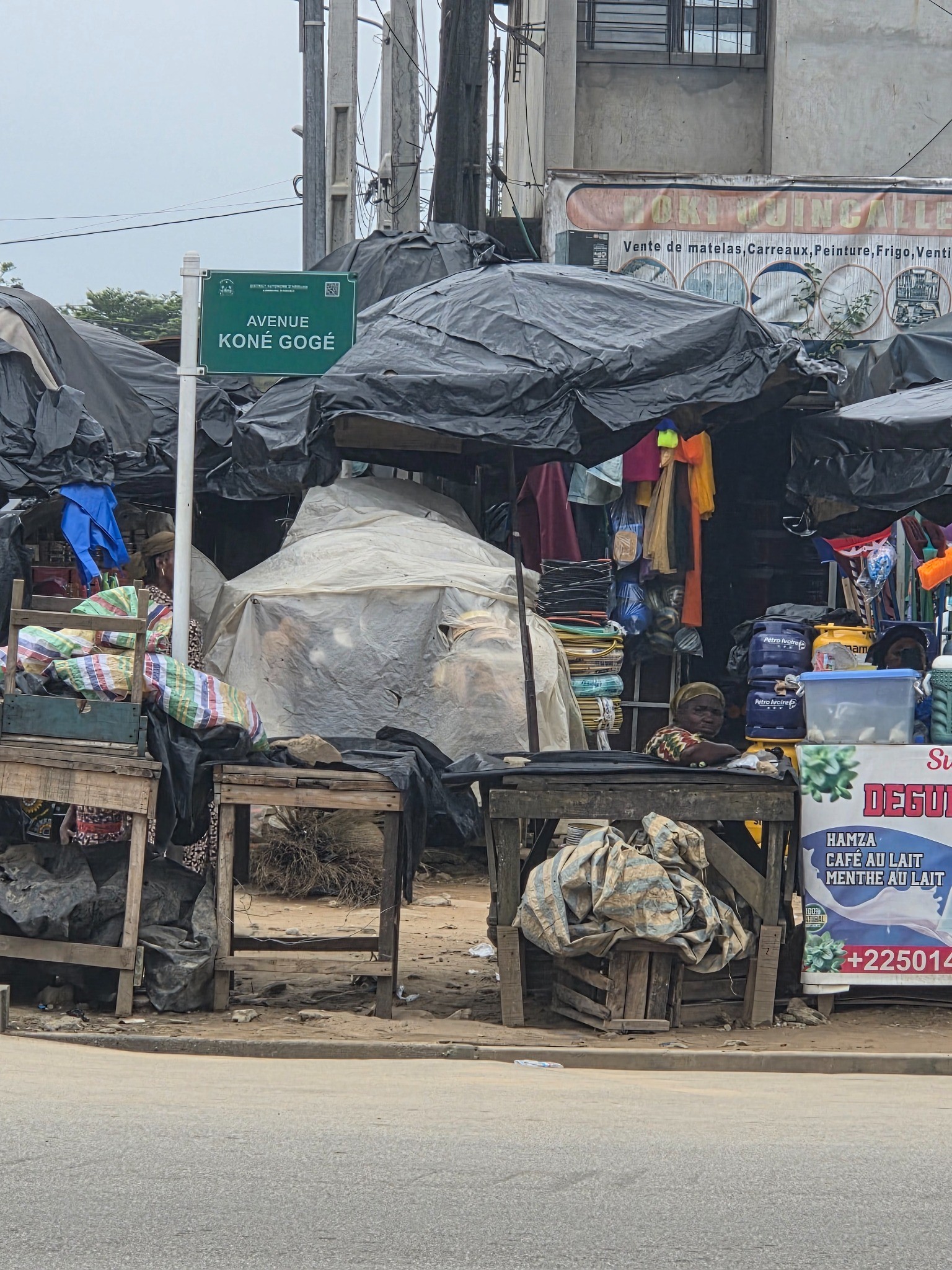 Enseigne Avenue Koné Gogé et commerces